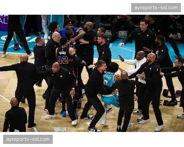 活塞球员斯图尔特冲入场内追打黄蜂球员布里奇斯，冲突导致四人被驱逐