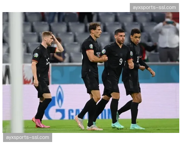 前拜仁主帅弗里克现身柏林赫塔训练场，观摩球队转换进攻训练课