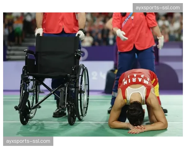 全英赛女单八强战：何冰娇苦战三局，险胜西班牙名将马林晋级